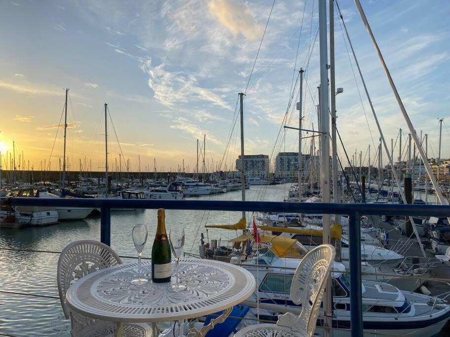 Seascape - Floating Home At Brighton Marina With Free Parking エクステリア 写真